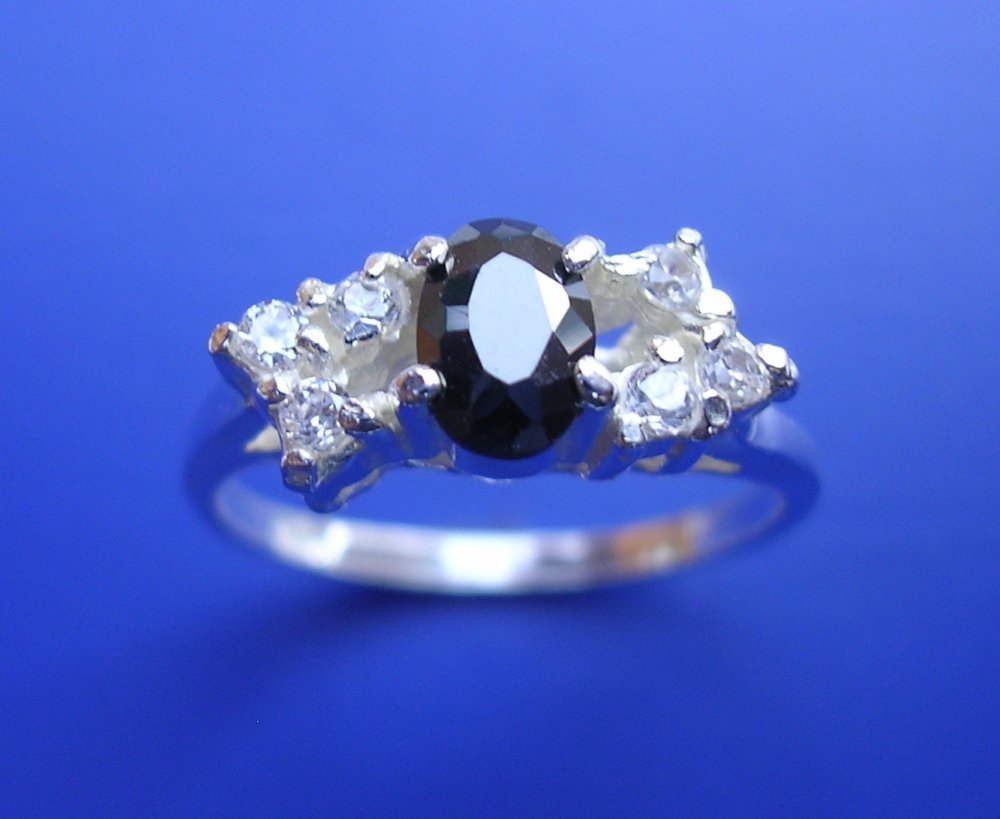 Dafné - prsten s černým zirkonem a čirými zirkony, Materiál: Bílé zlato, ryzost 585/1000